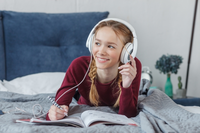 音楽を聴きながら記憶力を鍛える女性