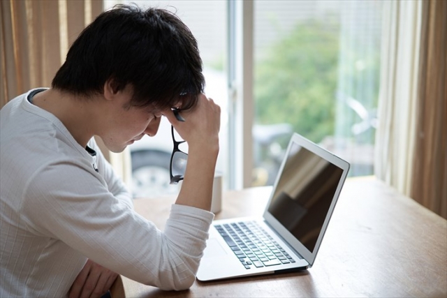 記憶力がないと悩む男性の画像