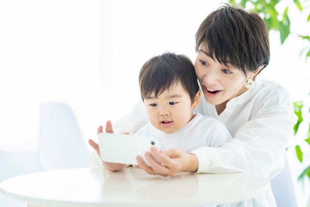 子どもと一緒に記憶力がアップするアプリをプレイしている画像